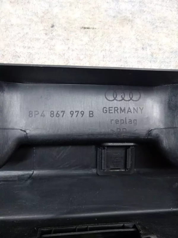 Обшивка крышки багажника Audi A3 2006 8P4867979D 8P