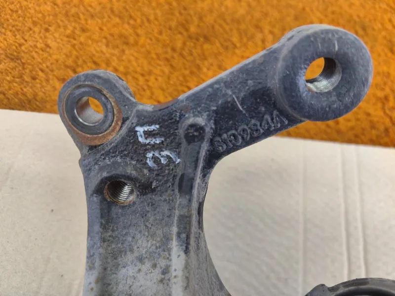 Кулак поворотный