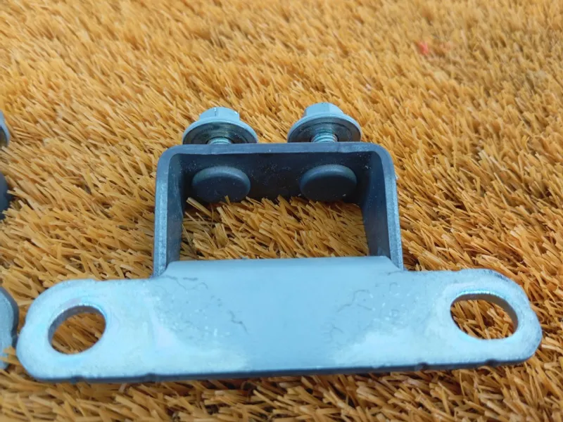 Петля двери багажника