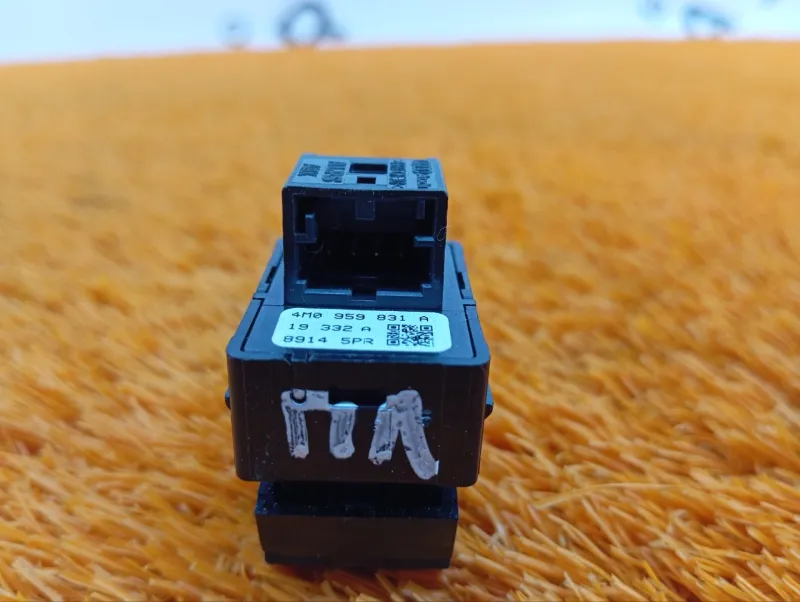 Кнопка открывания багажника