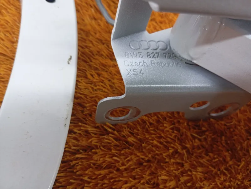 Петля крышки багажника