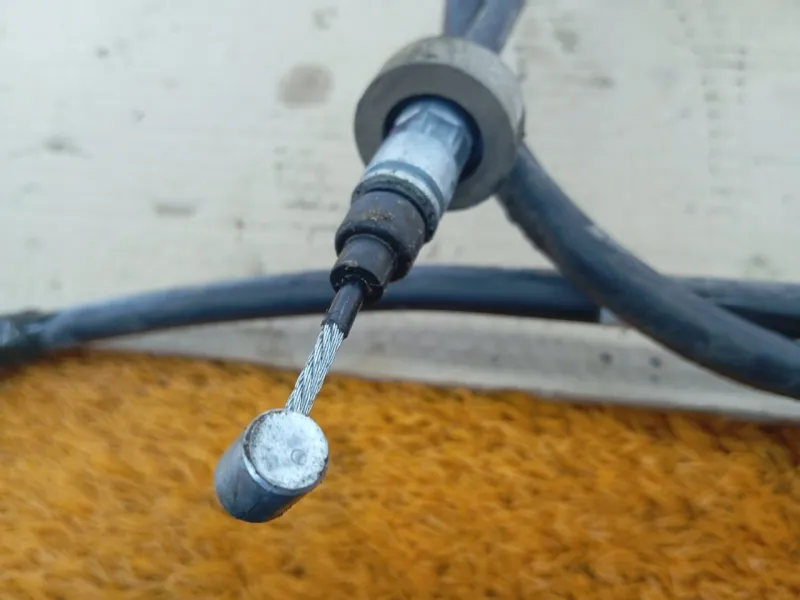 Трос стояночного тормоза