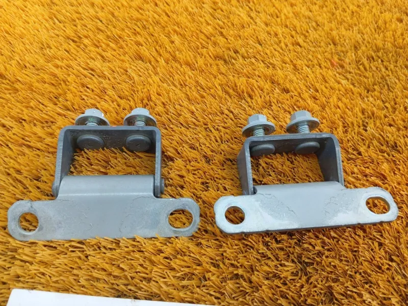 Петля двери багажника