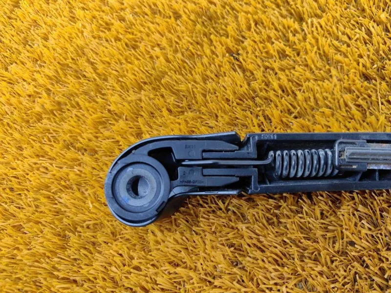 Поводок стеклоочистителя багажника