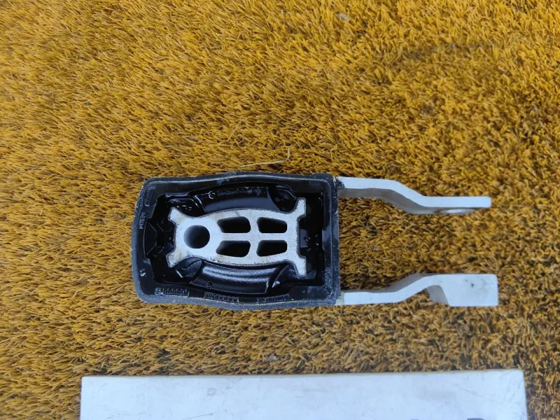 Подушка двигателя