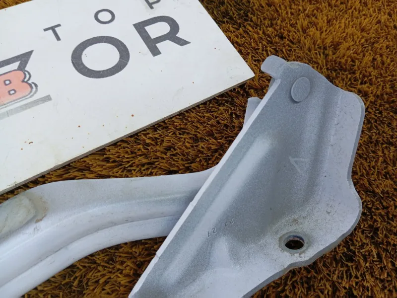 Петля капота