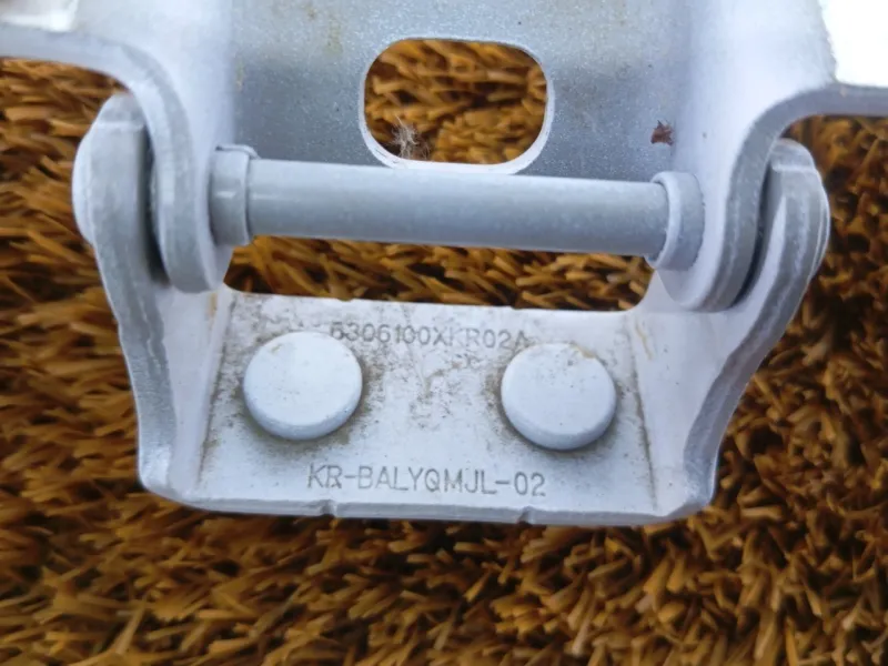 Петля двери багажника