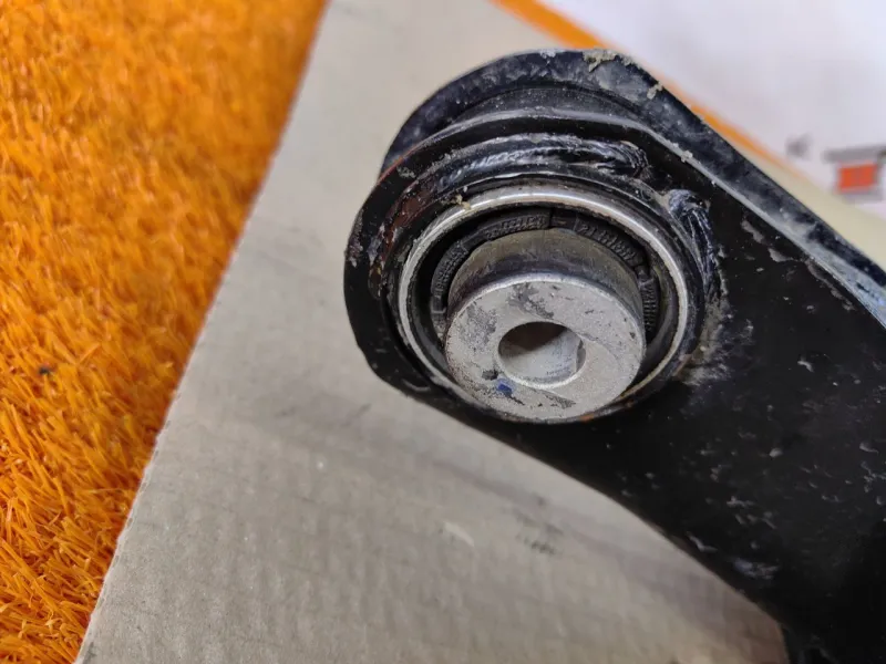 Рычаг подвески нижний