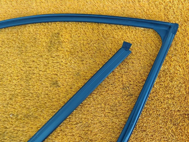 Уплотнитель стекла двери