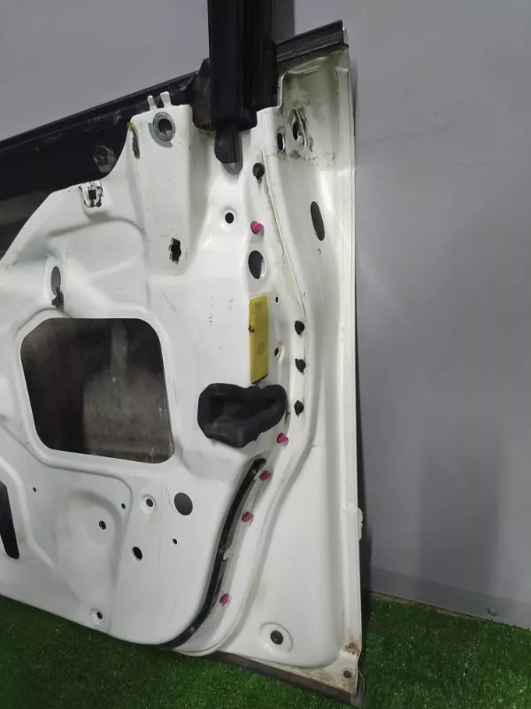 Дверь Audi A4 2005 8E0831052J B7, передняя правая