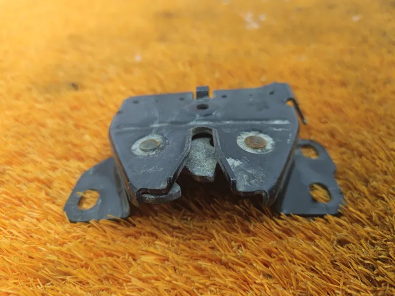 Замок капота