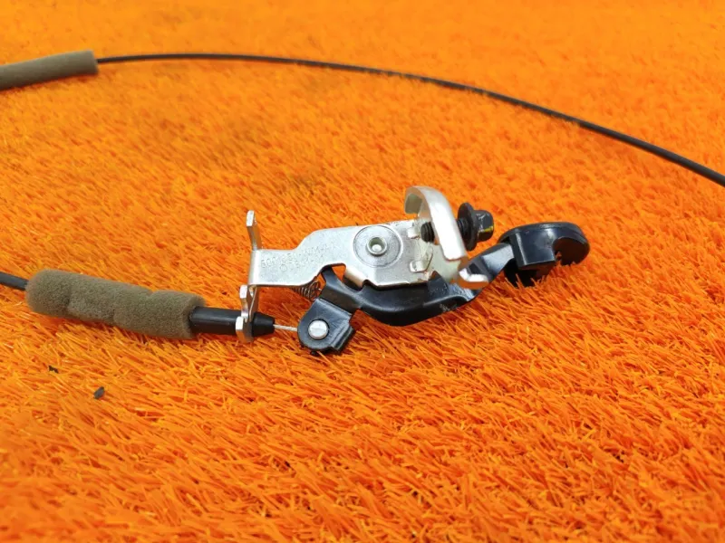 Трос лючка топливного бака