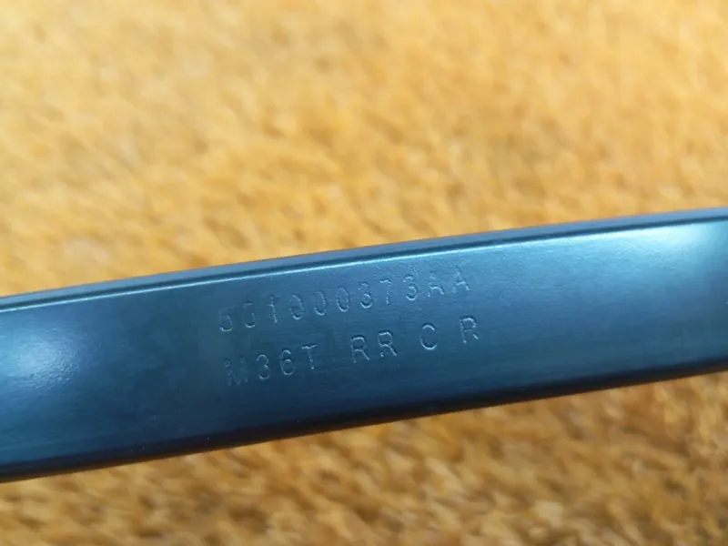 Направляющая стекла двери