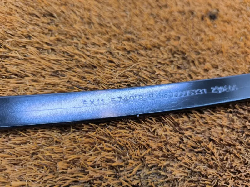 Направляющая стекла двери