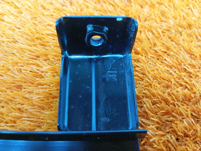 Направляющая стекла двери