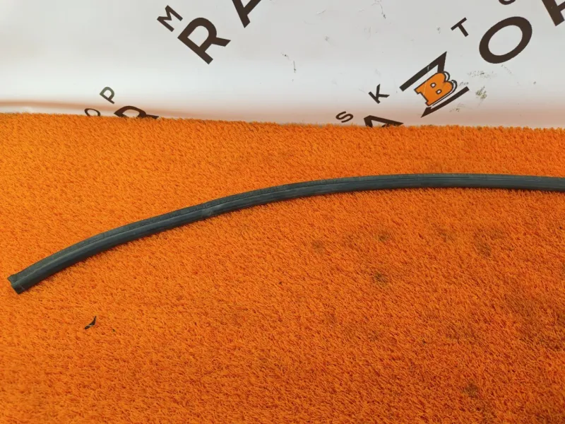 Уплотнитель капота