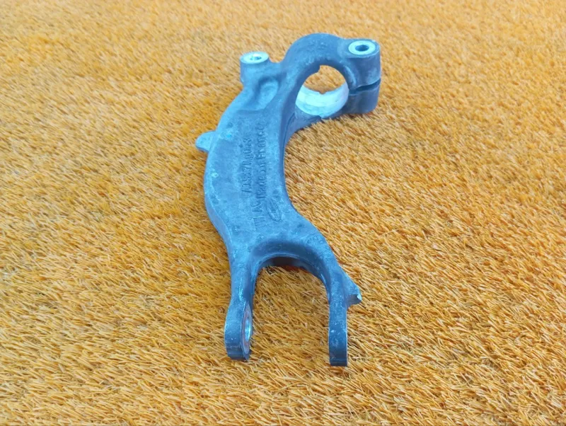 Крепление амортизатора