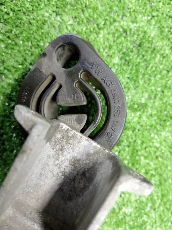 Крепление глушителя Audi A5 2019 4M0253147C 2 CYR, заднее правое