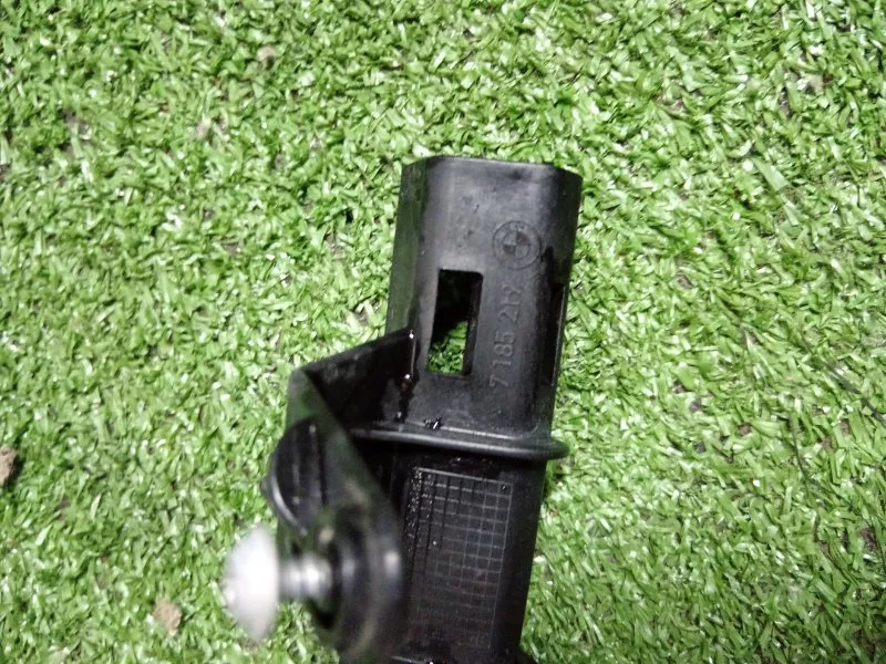 Направляющая стекла двери