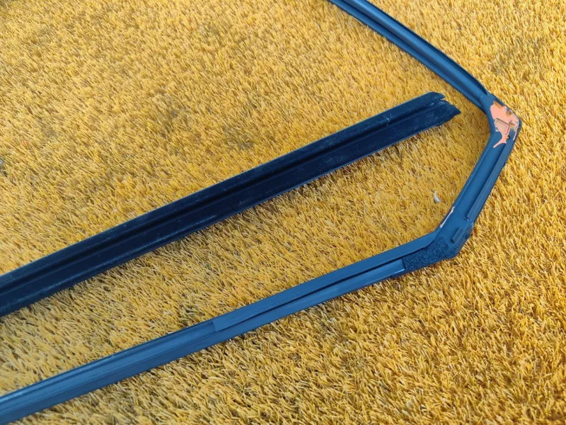 Уплотнитель стекла двери