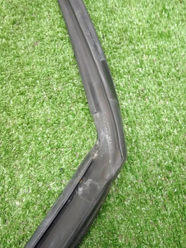 Уплотнитель стекла двери