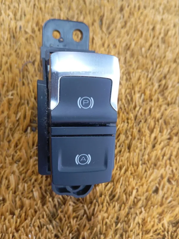 Кнопка стояночного тормоза