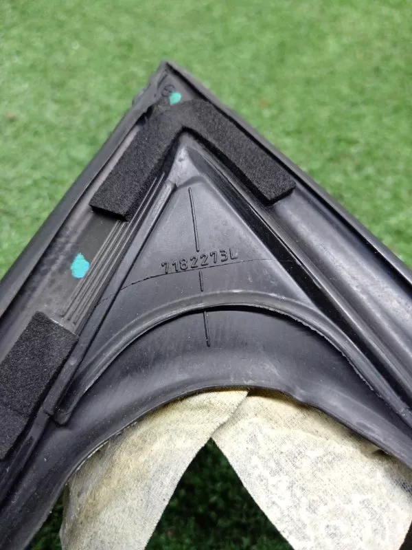 Уплотнитель стекла двери