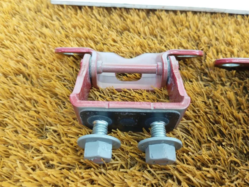 Петля двери багажника