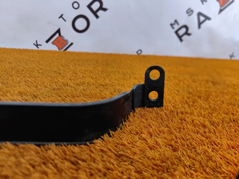 Крепление топливного бака