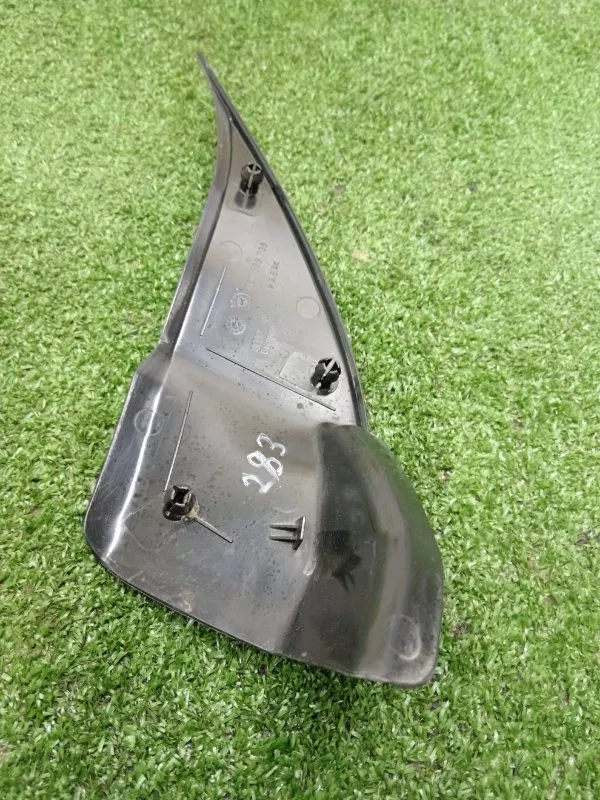 Уголок двери