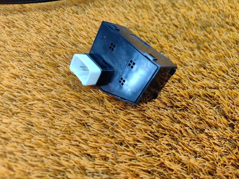 Кнопка стеклоподъемника