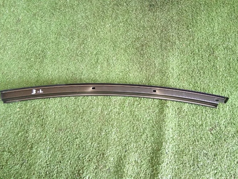 Направляющая стекла двери