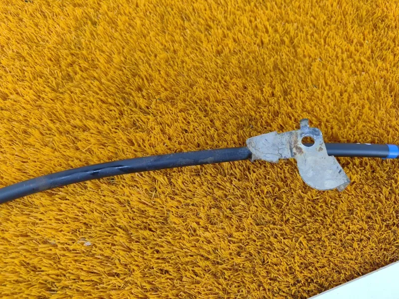 Трос стояночного тормоза