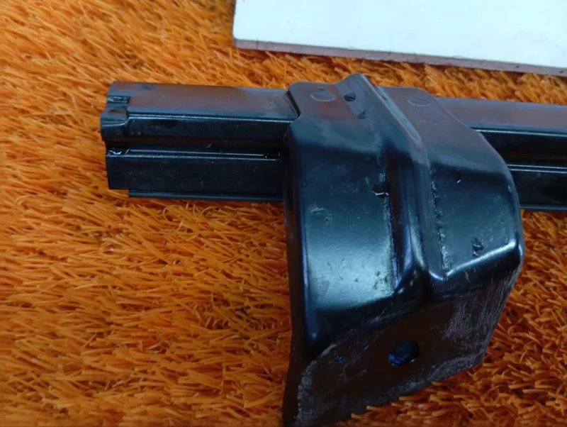 Направляющая стекла двери