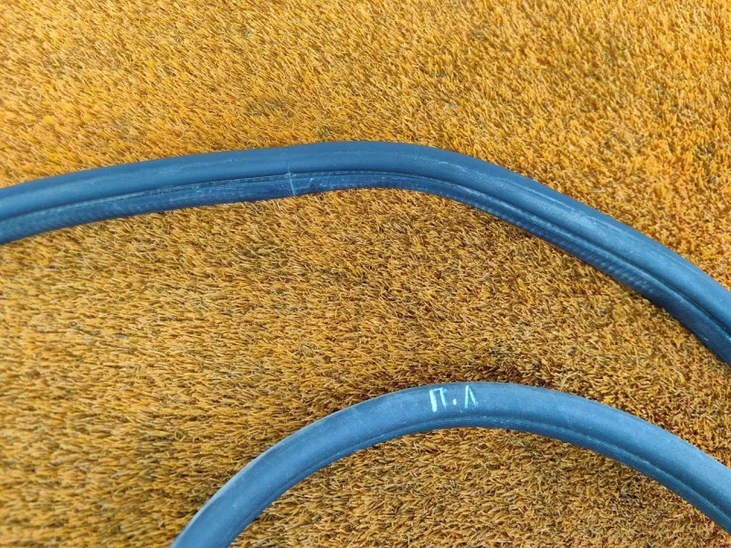 Уплотнитель проема двери