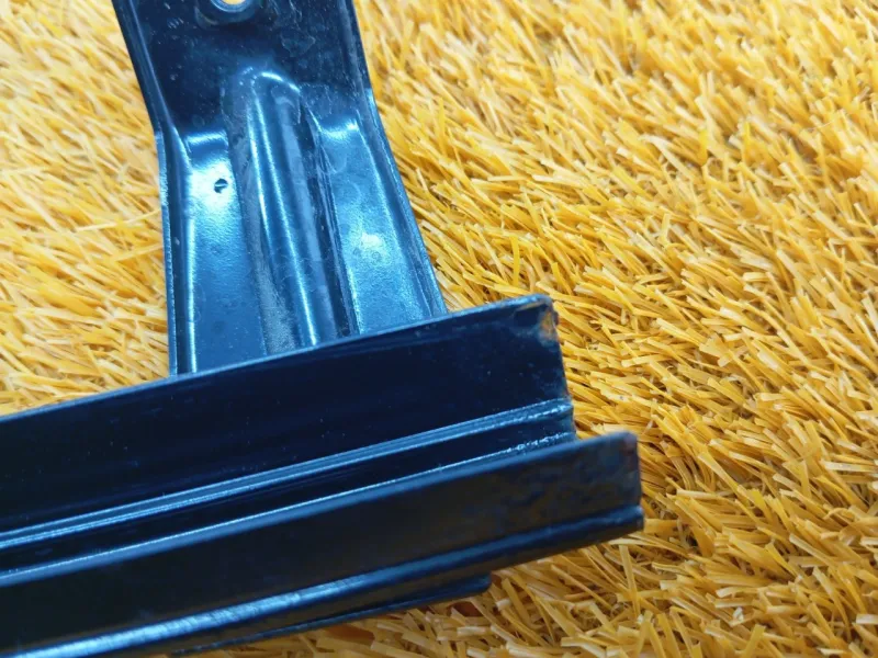 Направляющая стекла двери