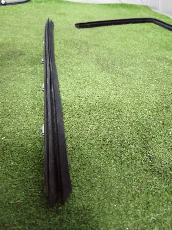 Уплотнитель стекла двери