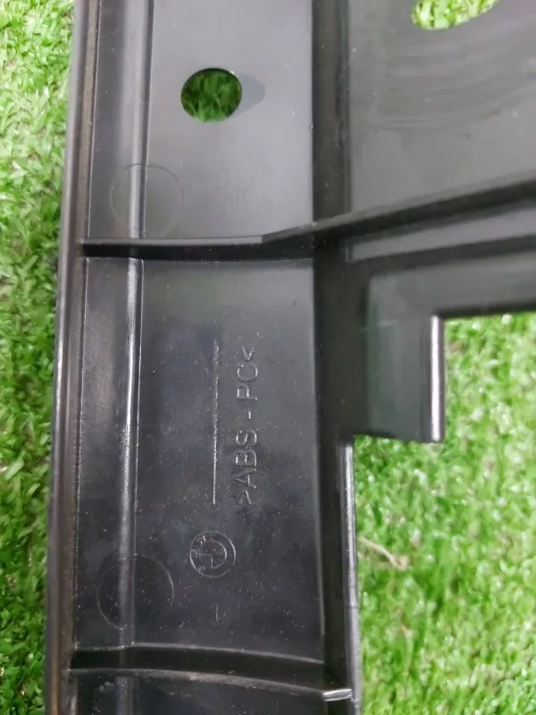 Кронштейн обшивки двери