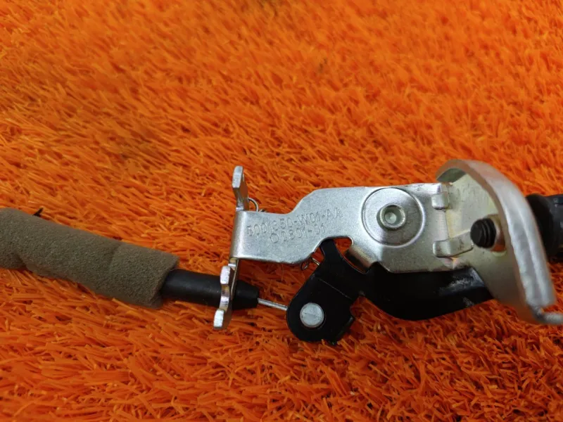 Трос лючка топливного бака