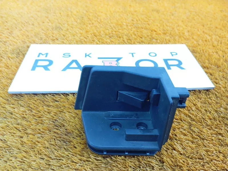 Кронштейн шторки багажника