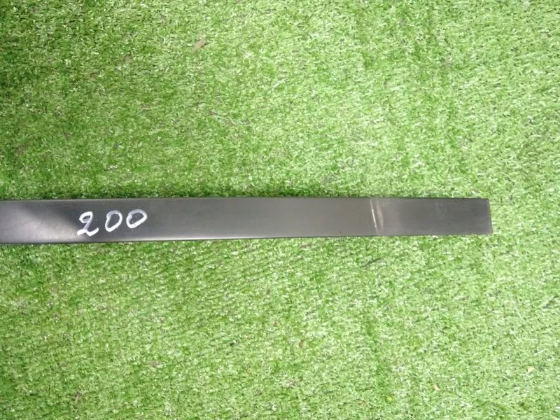 Направляющая стекла двери