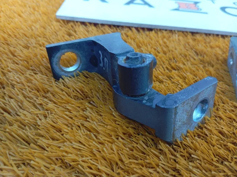 Петля двери