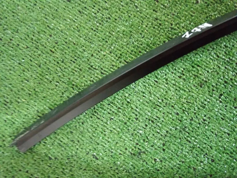 Направляющая стекла двери