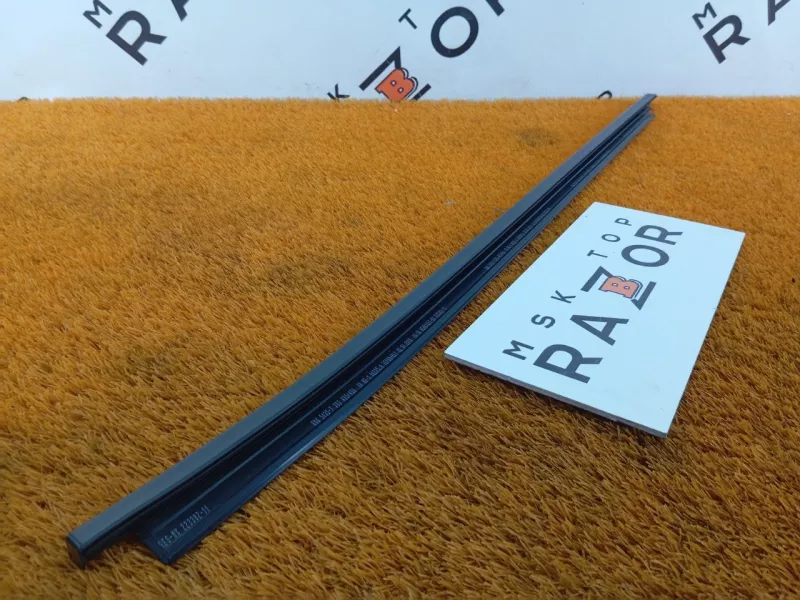 Направляющая стекла двери