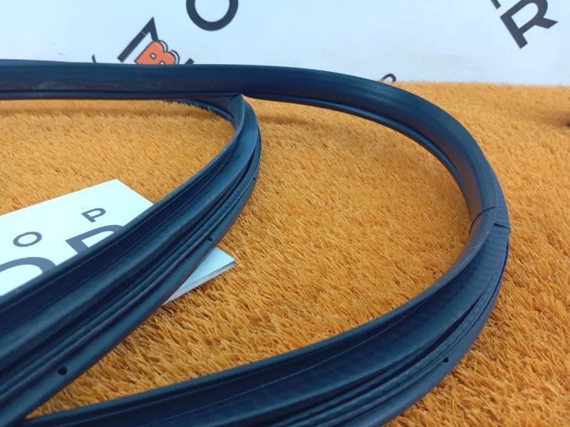 Уплотнитель проема двери