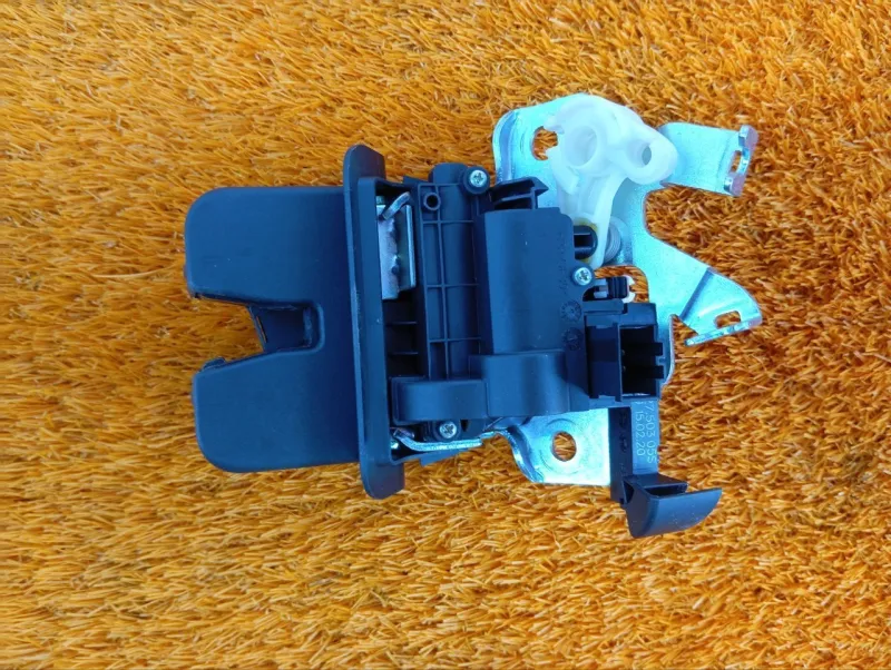 Замок багажника