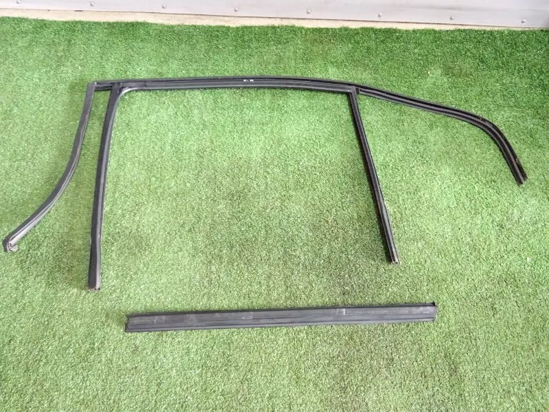 Уплотнитель стекла двери