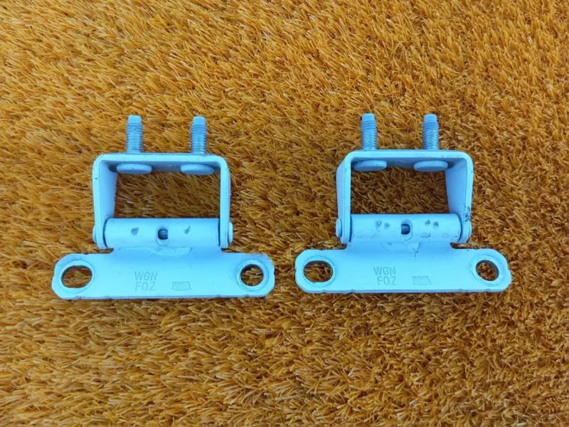 Петля двери багажника