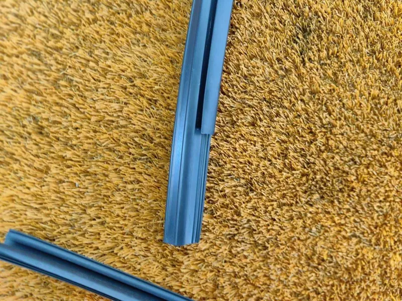 Уплотнитель стекла двери