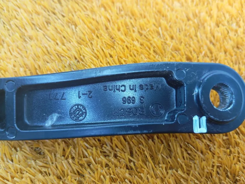 Поводок стеклоочистителя лобового стекла